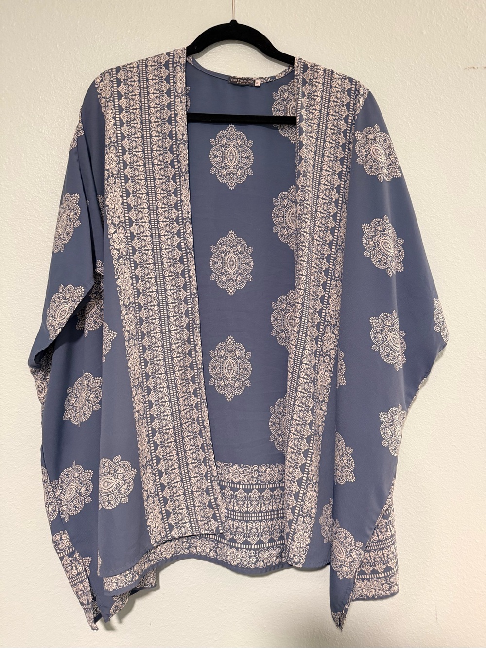 EARTHBOUND Blue and White Printed Kimono Cardigan size Small